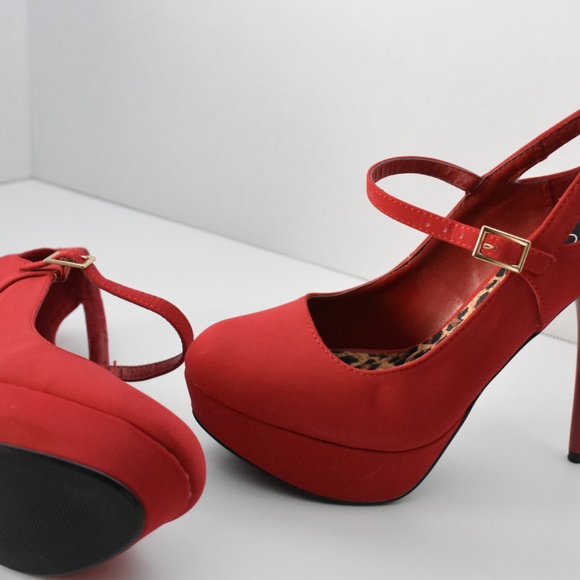 Red Pumps - Picture 4 of 5